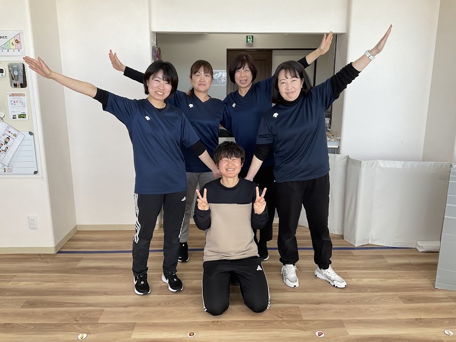 明るい雰囲気の職場で働くスタッフの様子